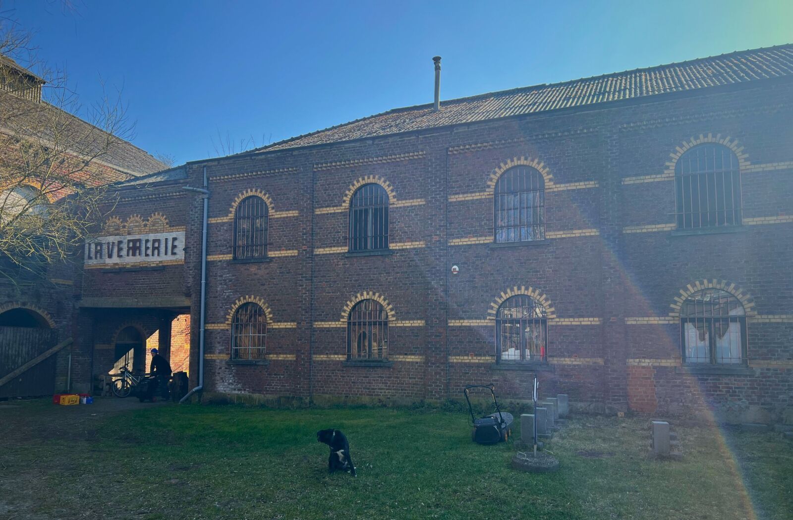 La Verrerie — vue extérieure du bâtiment en briques